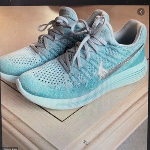 Lightly worn Nike shoes!!